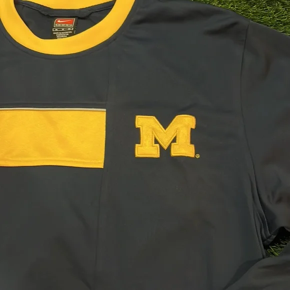 Men’s Nike Basketball Shooting Shirt - Michigan. - Picture 2 of 7